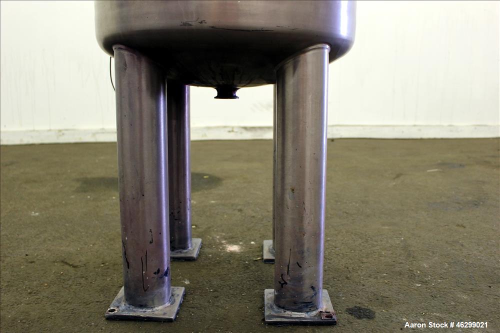 Used Tank, Approximately 40 Gallons, 304 Stainless Steel, Vertical. 20" Diameter x 30" straight side. Bolt-on flat top with 1/4 hinged cover, dished bottom. Top entering Lightnin agitator model XJC-3...