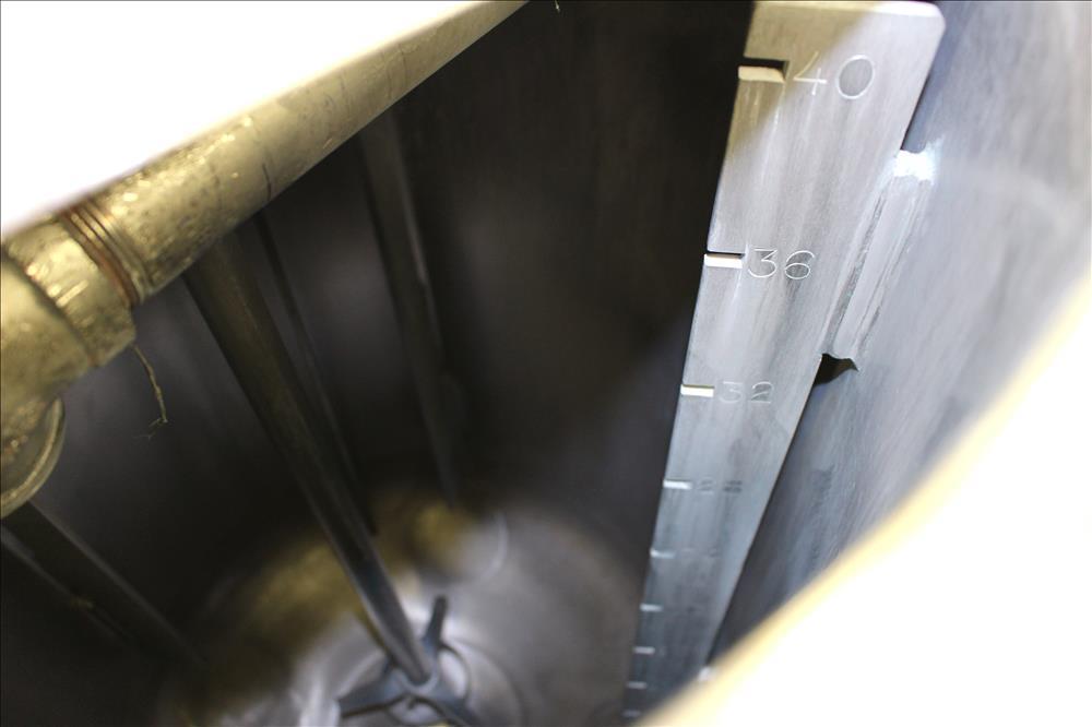 Used Tank, Approximately 40 Gallons, 304 Stainless Steel, Vertical. 20" Diameter x 30" straight side. Bolt-on flat top with 1/4 hinged cover, dished bottom. Top entering Lightnin agitator model XJC-3...