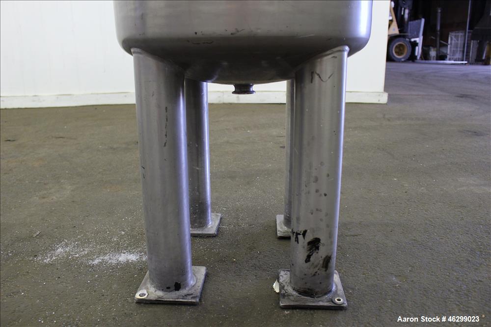 Used Tank, Approximately 40 Gallons, 304 Stainless Steel, Vertical. 20" Diameter x 30" straight side. Bolt-on flat top with 1/4 hinged cover, dished bottom. Top entering Lightnin agitator model XJC-3...