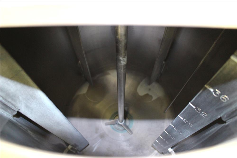 Used Tank, Approximately 40 Gallons, 304 Stainless Steel, Vertical. 20" Diameter x 30" straight side. Bolt-on flat top with 1/4 hinged cover, dished bottom. Top entering agitator (no motor), with 1" ...