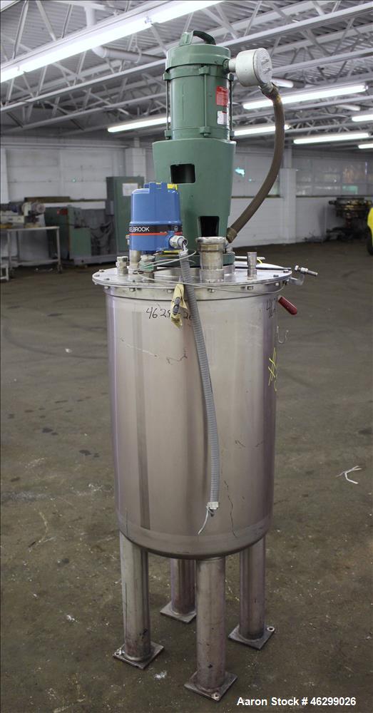 Used Tank, Approximately 40 Gallons, 304 Stainless Steel, Vertical. 20" Diameter x 30" straight side. Bolt-on flat top with 1/4 hinged cover, dished bottom. Top entering Lightnin agitator model XJC-3...