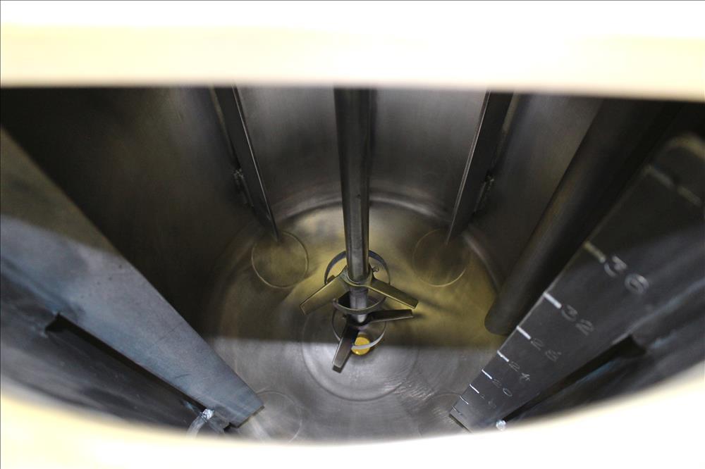 Used Tank, Approximately 40 Gallons, 304 Stainless Steel, Vertical. 20" Diameter x 30" straight side. Bolt-on flat top with 1/4 hinged cover, dished bottom. Top entering Lightnin agitator model XJC-3...