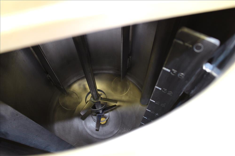 Used Tank, Approximately 40 Gallons, 304 Stainless Steel, Vertical. 20" Diameter x 30" straight side. Bolt-on flat top with 1/4 hinged cover, dished bottom. Top entering Lightnin agitator model XJC-3...