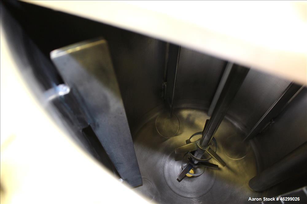 Used Tank, Approximately 40 Gallons, 304 Stainless Steel, Vertical. 20" Diameter x 30" straight side. Bolt-on flat top with 1/4 hinged cover, dished bottom. Top entering Lightnin agitator model XJC-3...