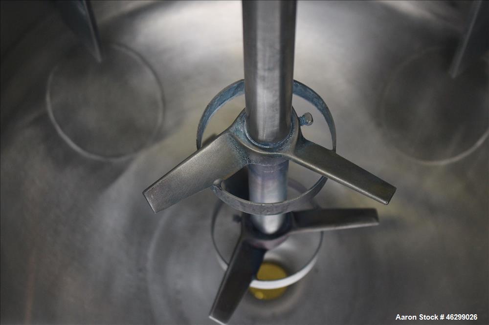 Used Tank, Approximately 40 Gallons, 304 Stainless Steel, Vertical. 20" Diameter x 30" straight side. Bolt-on flat top with 1/4 hinged cover, dished bottom. Top entering Lightnin agitator model XJC-3...