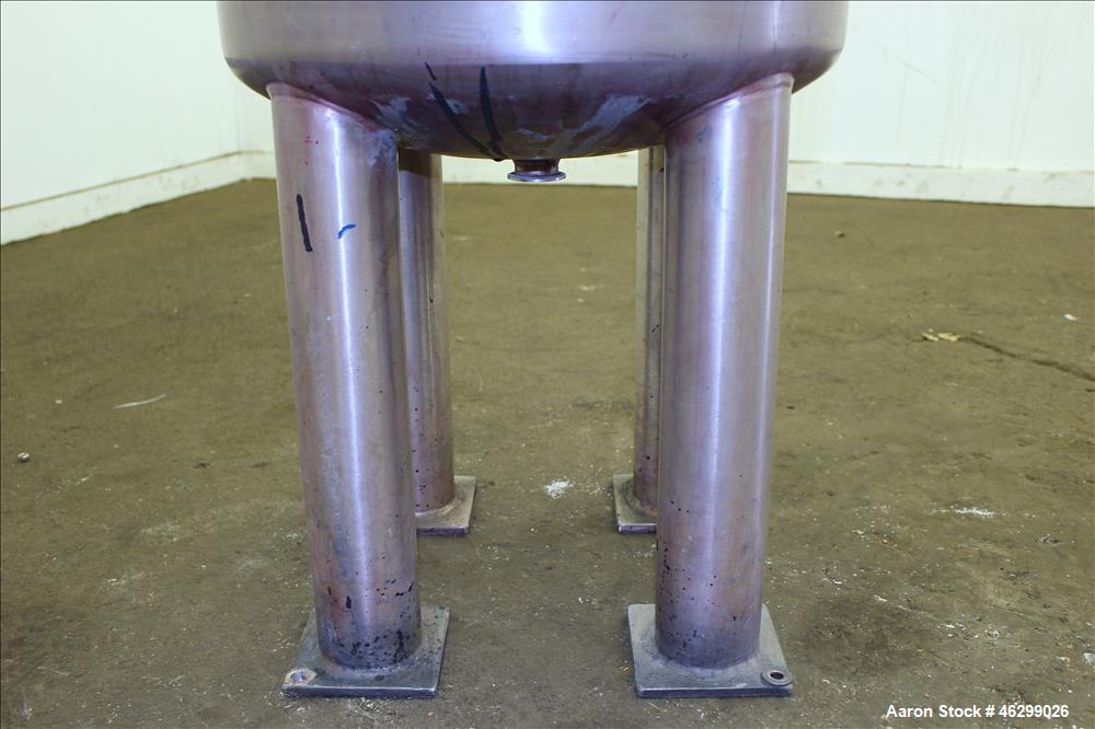 Used Tank, Approximately 40 Gallons, 304 Stainless Steel, Vertical. 20" Diameter x 30" straight side. Bolt-on flat top with 1/4 hinged cover, dished bottom. Top entering Lightnin agitator model XJC-3...