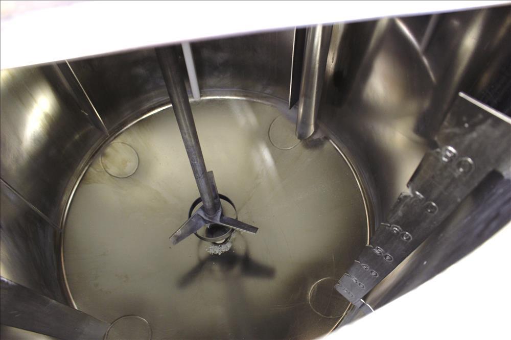 Used Tank, Approximately 80 Gallons, 304 Stainless Steel, Vertical. 30" Diameter x 28" straight side. Bolt on flat top with 1/3 hinged cover, dished bottom. Top entering Lightnin agitator model XJC-3...
