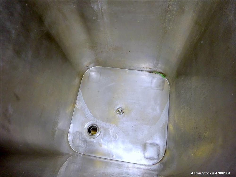 Used Custom Mixing Tank, 220 Gallons, 304 Stainless Steel, Vertical.