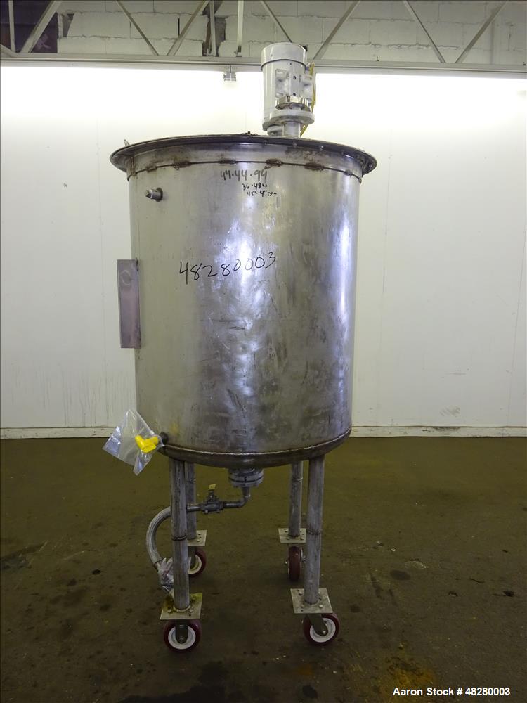 Used Tank, Approximately 200 Gallon, 304 Stainless Steel. Vertical.