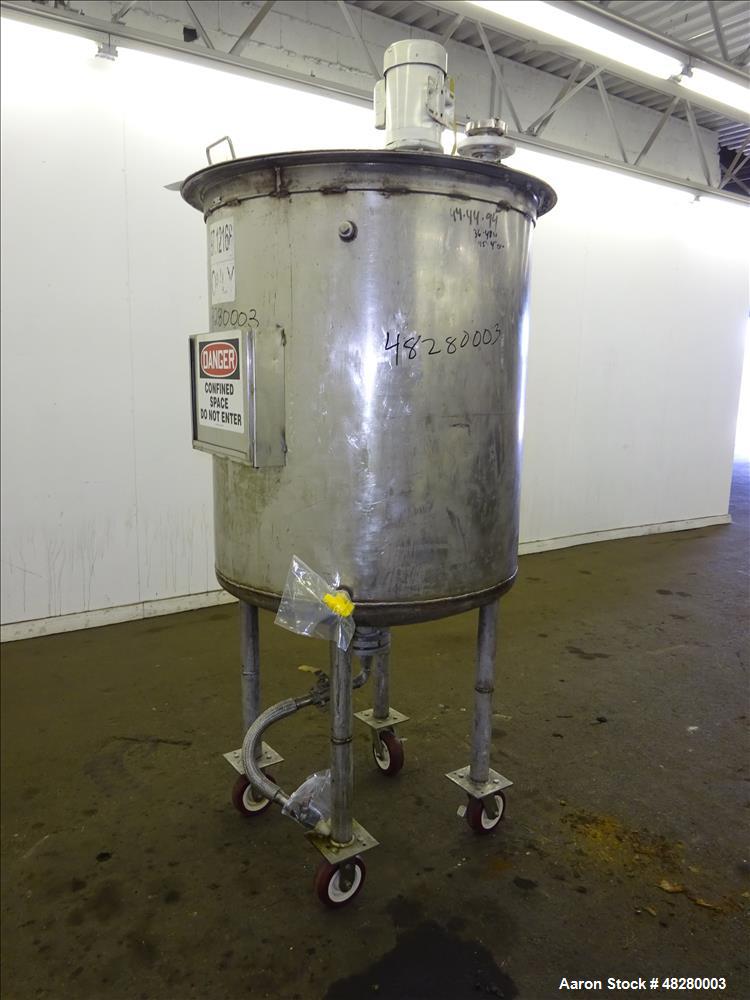 Used Tank, Approximately 200 Gallon, 304 Stainless Steel. Vertical.