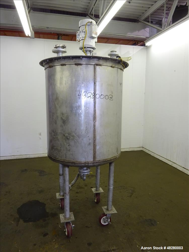 Used Tank, Approximately 200 Gallon, 304 Stainless Steel. Vertical.
