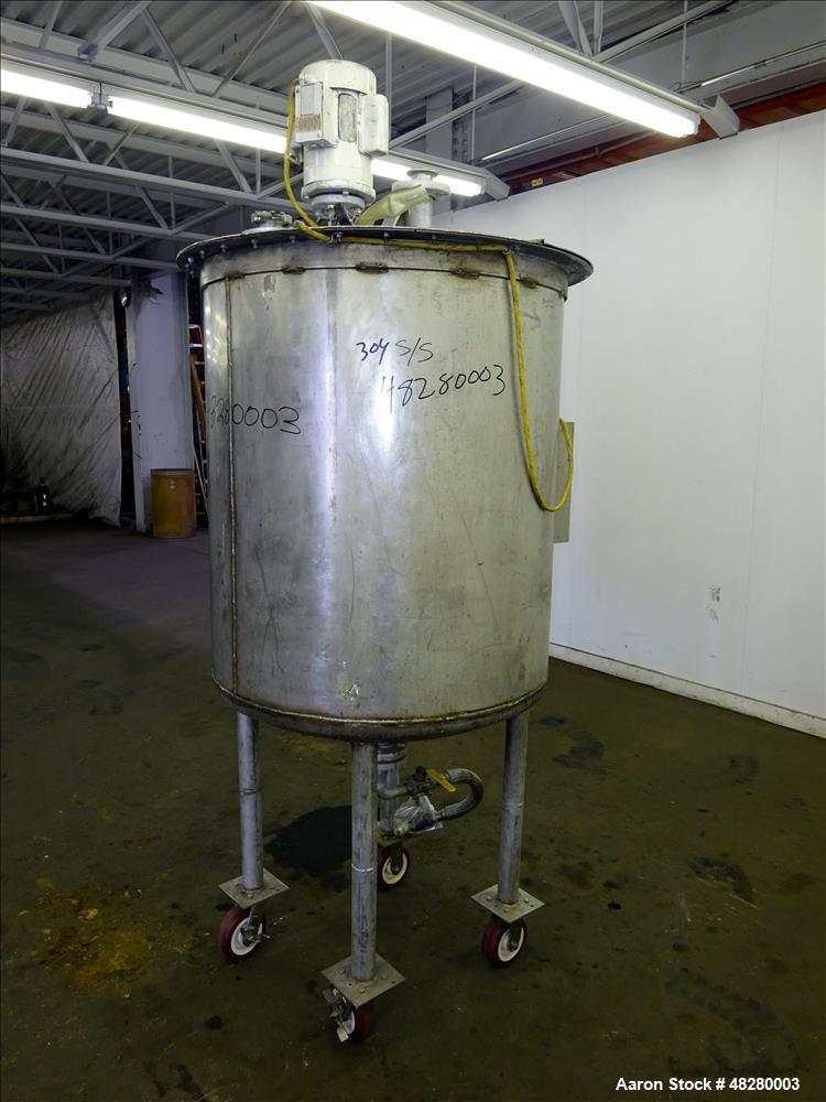 Used Tank, Approximately 200 Gallon, 304 Stainless Steel. Vertical.