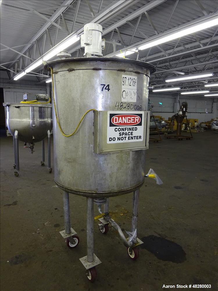 Used Tank, Approximately 200 Gallon, 304 Stainless Steel. Vertical.