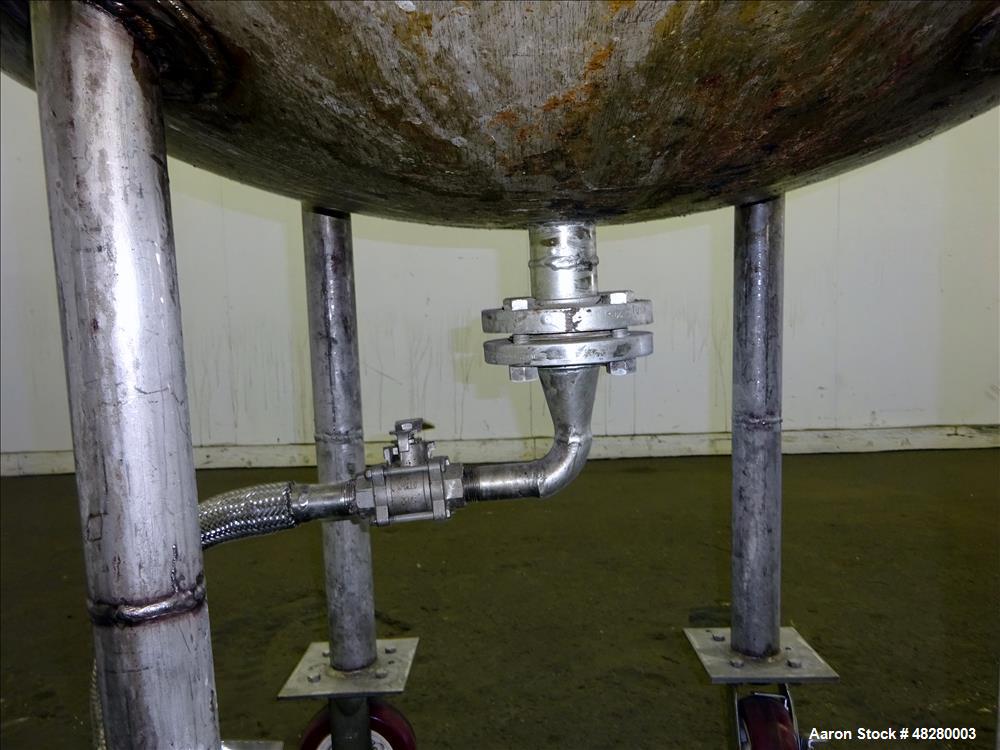Used Tank, Approximately 200 Gallon, 304 Stainless Steel. Vertical.