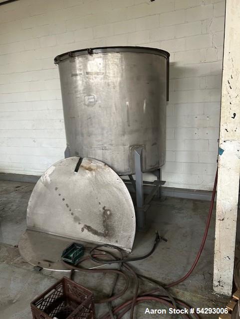 Used Tank, 750 Gallon, 6' dia. X 8' high, 304 Stainless steel with Cover.