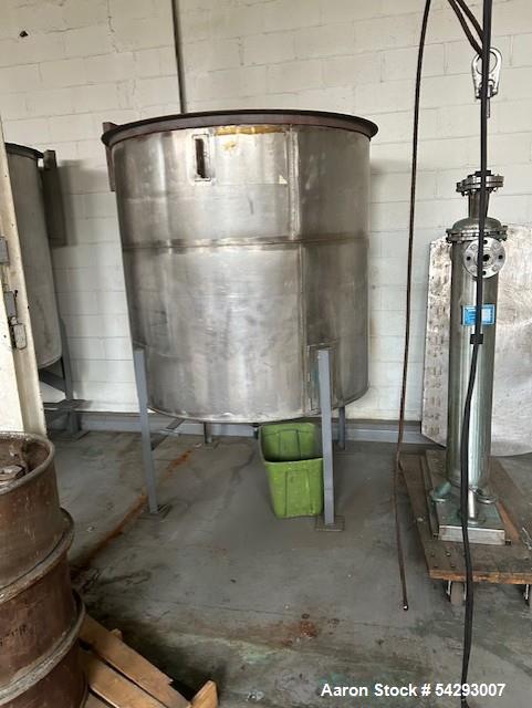 Used Tank, Approximatey 500 Gallon, 6' dia. X 8' high, 304 Stainless steel with Cover.