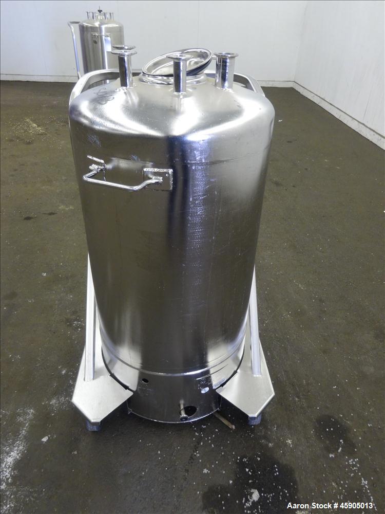 Used Alloy Products Pressure Tank, 25 Gallon, 316 Stainless Steel, Vertical. Approximate 18" diameter x 23" straight side, dished top and bottom. Internal rated 110 psi at -20 to 100 degrees F. Openi...