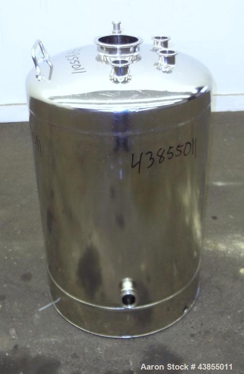 Used Alloy Products Pressure Tank, 25 Gallon, 316L Stainless Steel, Vertical. Approximate 18” Diameter x 24” straight side. Dished top and bottom. Internal rated 95 psi at -20 to 100 degrees F. Openi...