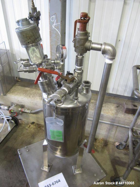 Used Alloy Products 316 vessel on platform with wheels. 130 psi @ 150 F, s#10084-001, B # 1662  with pupescentric drive