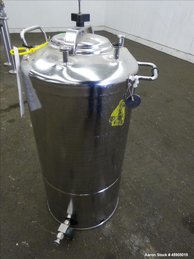 Used Alloy Products Pressure Tank, 6 Gallon, 316L Stainless Steel, Vertical. Approximate 12" diameter x 13" straight side, dished top and bottom. Internal rated 115 psi at -20 to 100 degrees F. Openi...