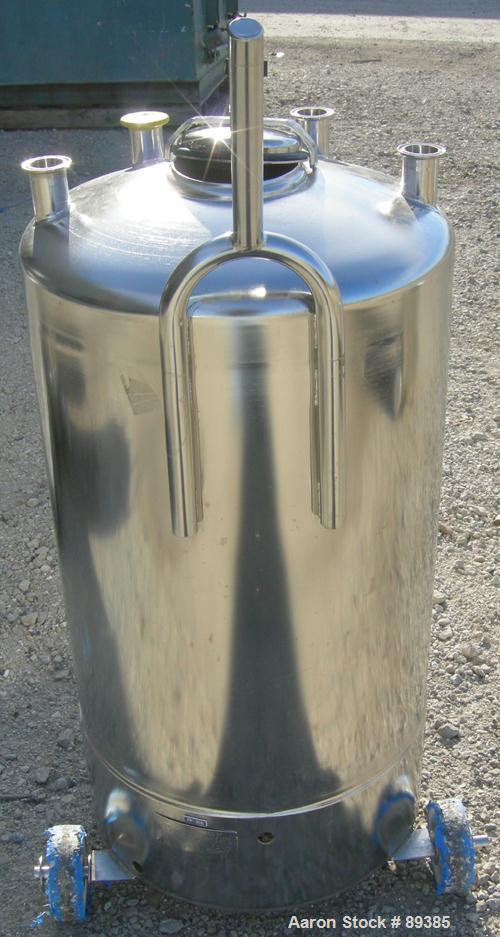 USED: Alloy Products pressure tank, 25 gallon, 316 stainless steel, vertical. 18" diameter x 25" straight side. Dished top and bottom. Internal rated 100 psi at 300 deg F. Openings: top (4) 1-1/2" tr...