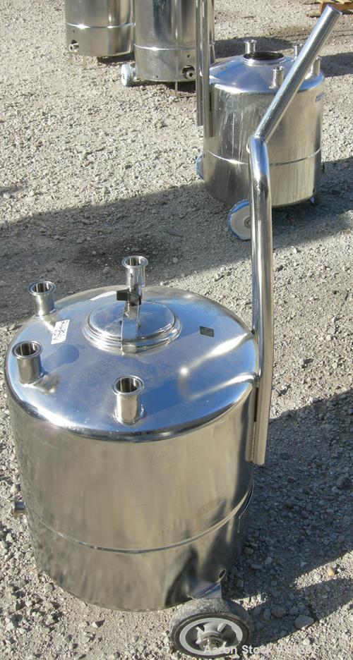 USED: Alloy Products pressure tank, 13 gallon, 316 stainless steel, vertical. 18" diameter x 10" straight side. Dished top and bottom. Internal rated 100 psi at 300 deg F. Openings: top (4) 1-1/2" tr...