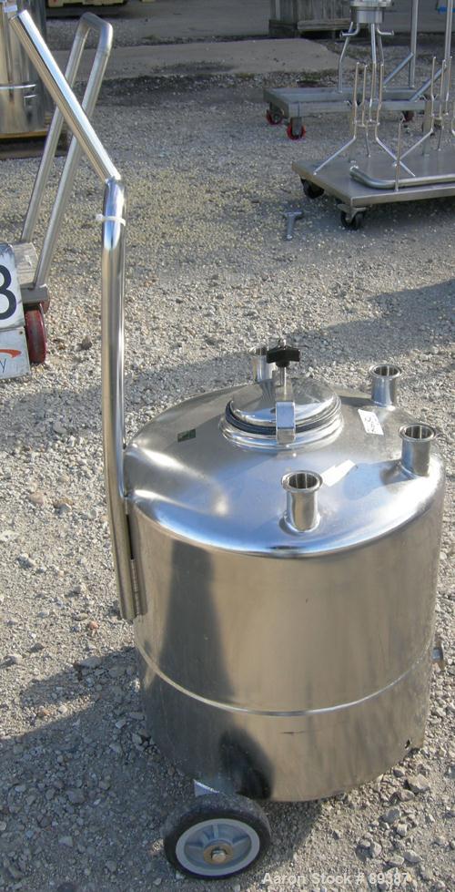 USED: Alloy Products pressure tank, 13 gallon, 316 stainless steel, vertical. 18" diameter x 10" straight side. Dished top and bottom. Internal rated 100 psi at 300 deg F. Openings: top (4) 1-1/2" tr...