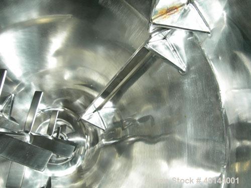 Used B & G Pressure Tank, 75 Gallon, 316 Stainless Steel, Vertical. Approximately 32" diameter x 20" straight side x 24" coned bottom. Dish top. Internal rated 75/fv psi at 300 deg F. Top entering Li...