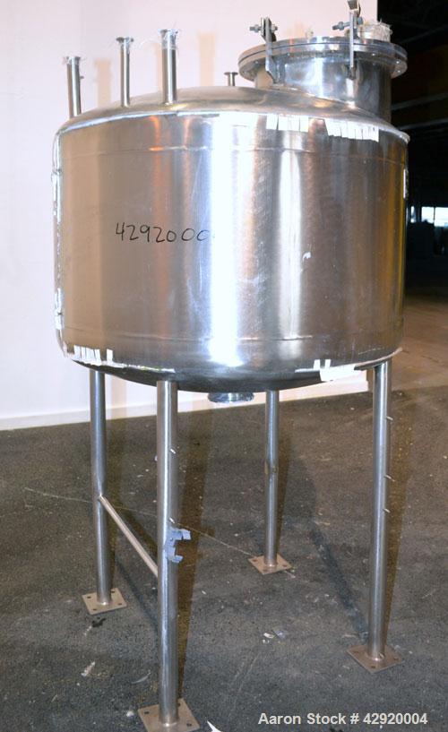 Used B&G Machine Pressure Tank, 198 Gallon (750 Liter), 316L Stainless Steel, Vertical. 48’’ Diameter x 20’’ straight side, dished top and bottom. Internal rated Full Vacuum & 30 psi at 270 degrees F...