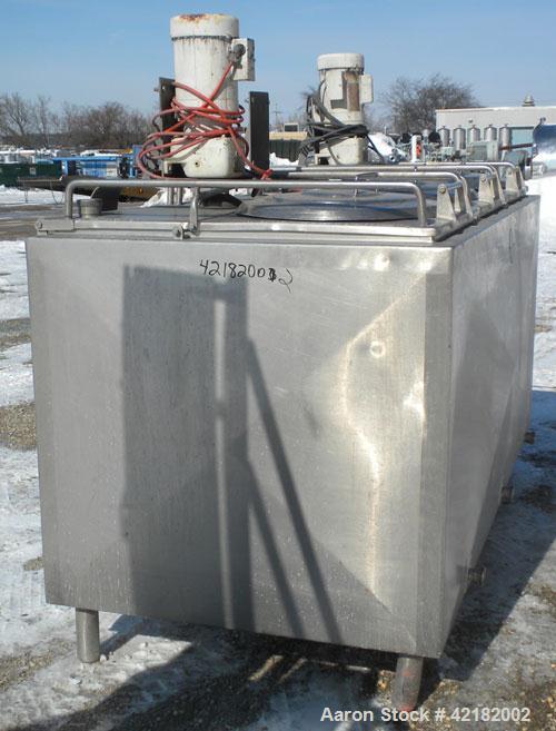 Used Cherry Burrell 3 Compartment Tank, approximately 390 total gallons, 130 gallon each compartment, model UAMS375R, 304 stainless steel, horizontal. Each compartment measures approximately 36" long...
