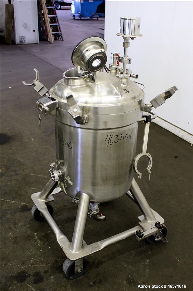 Used DCI Pressure Tank, 22.5 Gallon (85 Liter), 316L Stainless Steel, Vertical. 18" Diameter x 17-3/4" straight side. Clamp down hinged dished top, dish bottom head. Internal rated 50/-15 psi at -20 ...