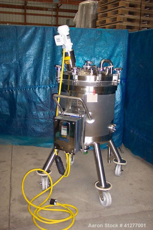 Used Feldmeier Pressure Tank, 50 Gallon, 316L stainless steel, vertical. 23 5/8" diameter x 25" straight side, dished clamp on top, dish bottom. Internal rated 45/FV at 350 deg F. Off center Lightnin...