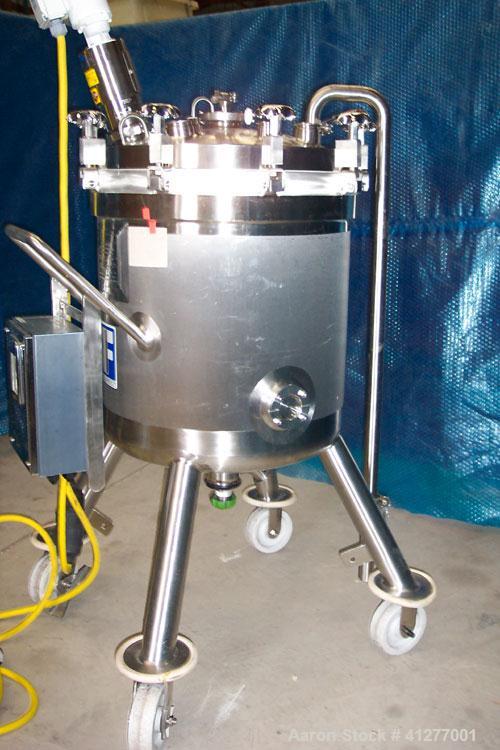 Used Feldmeier Pressure Tank, 50 Gallon, 316L stainless steel, vertical. 23 5/8" diameter x 25" straight side, dished clamp on top, dish bottom. Internal rated 45/FV at 350 deg F. Off center Lightnin...