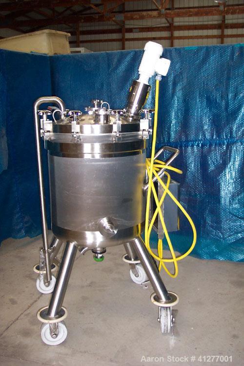 Used Feldmeier Pressure Tank, 50 Gallon, 316L stainless steel, vertical. 23 5/8" diameter x 25" straight side, dished clamp on top, dish bottom. Internal rated 45/FV at 350 deg F. Off center Lightnin...