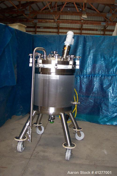 Used Feldmeier Pressure Tank, 50 Gallon, 316L stainless steel, vertical. 23 5/8" diameter x 25" straight side, dished clamp on top, dish bottom. Internal rated 45/FV at 350 deg F. Off center Lightnin...