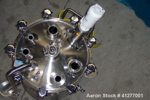Used Feldmeier Pressure Tank, 50 Gallon, 316L stainless steel, vertical. 23 5/8" diameter x 25" straight side, dished clamp on top, dish bottom. Internal rated 45/FV at 350 deg F. Off center Lightnin...