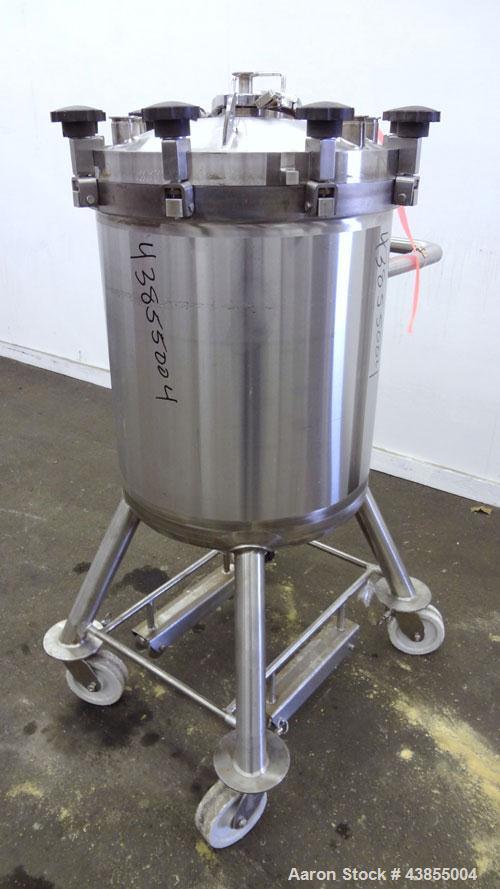 Used Feldmeier Pressure Tank, 40 Gallon, 316L Stainless Steel, Vertical. Approximately 22” diameter x 25” straight side, slight dished clamp-on top, dished bottom.  Internal rated 30/full vacuum at -...