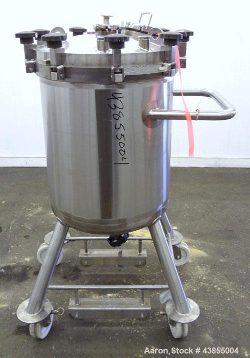 Used Feldmeier Pressure Tank, 40 Gallon, 316L Stainless Steel, Vertical. Approximately 22” diameter x 25” straight side, slight dished clamp-on top, dished bottom.  Internal rated 30/full vacuum at -...
