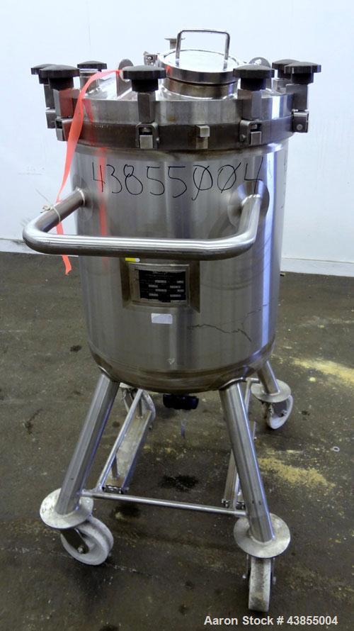 Used Feldmeier Pressure Tank, 40 Gallon, 316L Stainless Steel, Vertical. Approximately 22” diameter x 25” straight side, slight dished clamp-on top, dished bottom.  Internal rated 30/full vacuum at -...