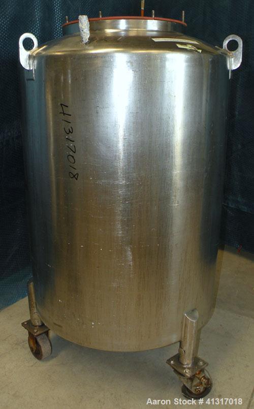Used Groen Pressure Tank, Model 120 GAL SP, 120 Gallon, 304 Stainless Steel, Vertical.  30" diameter x 38" straight side. Dish top and bottom. Internal rated 25 psi at 300 deg F. Openings: top 15" ma...