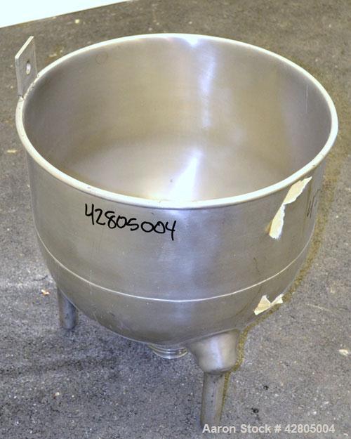 Used Groen Tank, 20 Gallon, 304 Stainless Steel, Vertical. 20" Diameter x 18" deep. Open top, no cver, hemispherical bottom. Provision for a clamp on agitator. 2-1/2" Center bottom outlet with a manu...