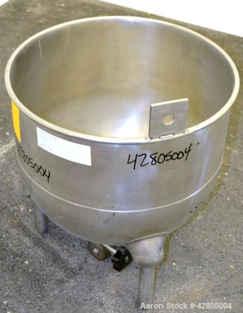 Used Groen Tank, 20 Gallon, 304 Stainless Steel, Vertical. 20" Diameter x 18" deep. Open top, no cver, hemispherical bottom. Provision for a clamp on agitator. 2-1/2" Center bottom outlet with a manu...