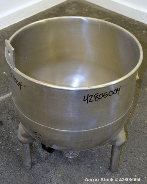Used Groen Tank, 20 Gallon, 304 Stainless Steel, Vertical. 20" Diameter x 18" deep. Open top, no cver, hemispherical bottom. Provision for a clamp on agitator. 2-1/2" Center bottom outlet with a manu...