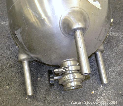 Used Groen Tank, 20 Gallon, 304 Stainless Steel, Vertical. 20" Diameter x 18" deep. Open top, no cver, hemispherical bottom. Provision for a clamp on agitator. 2-1/2" Center bottom outlet with a manu...