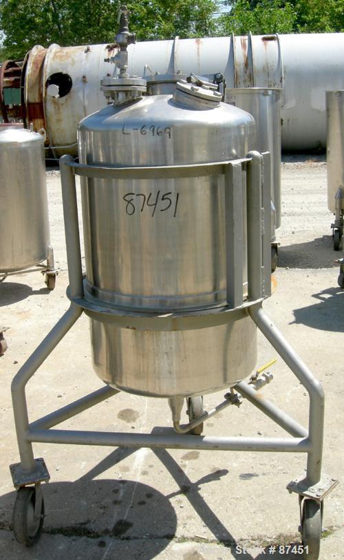 USED: Groen Pressure Tank, 60 gallon, 316 stainless steel, vertical. 24" diameter x 34" straight side, dish top and bottom. Internal rated 25 psi at 650 deg F. Openings: top (2) 2", 10" with a 4" sig...