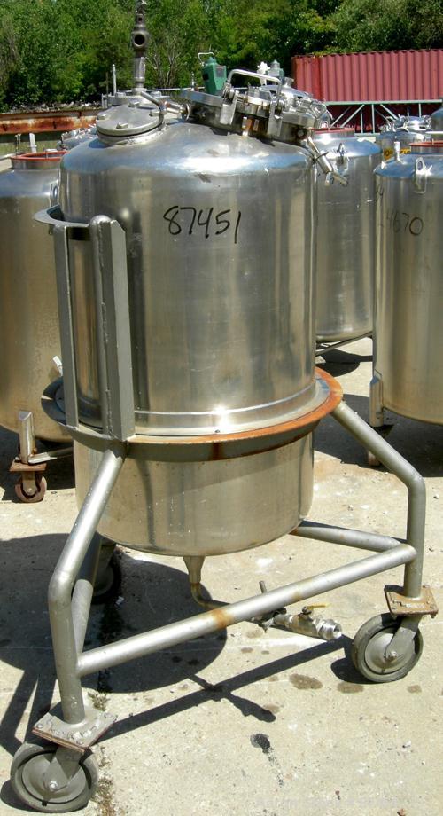 USED: Groen Pressure Tank, 60 gallon, 316 stainless steel, vertical. 24" diameter x 34" straight side, dish top and bottom. Internal rated 25 psi at 650 deg F. Openings: top (2) 2", 10" with a 4" sig...