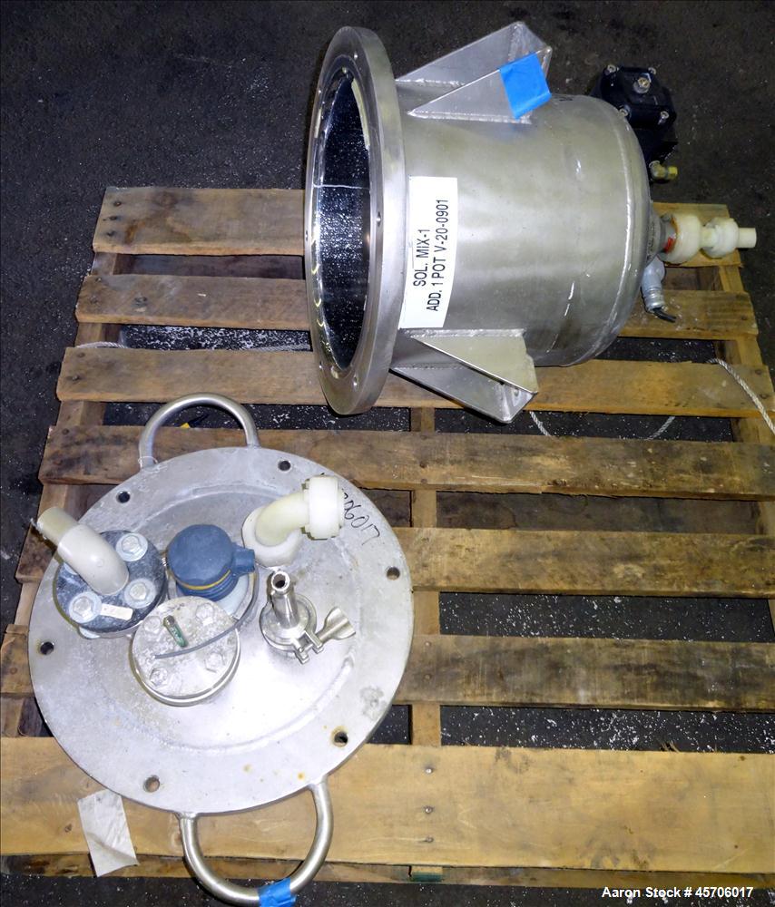 Used Lee Industries Pressure Tank, 10 Gallon, Model 10DBT, 316 Stainless Steel, Vertical. 14" Diameter x 12" straight side, slight dished bolt on top, dish bottom. Internal rated 30psi at -20 to 300 ...