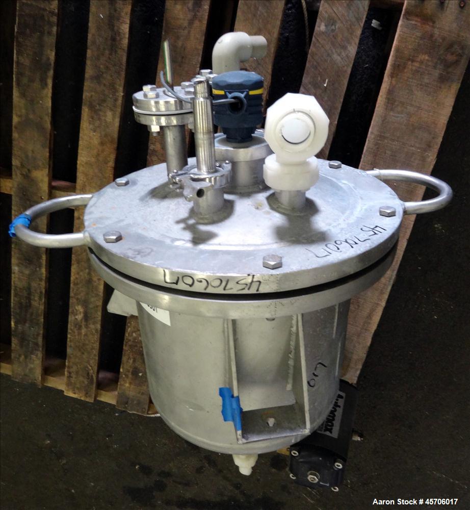 Used Lee Industries Pressure Tank, 10 Gallon, Model 10DBT, 316 Stainless Steel, Vertical. 14" Diameter x 12" straight side, slight dished bolt on top, dish bottom. Internal rated 30psi at -20 to 300 ...