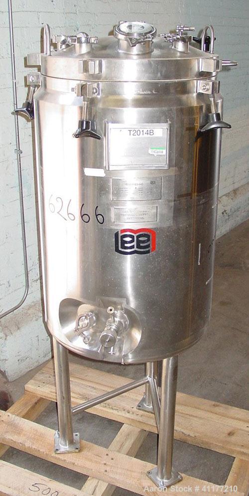 Used Lee Industries Pressure Tank, 50 Gallon, Model 200LDBT, Stainless Steel, Vertical. 22" diameter x 36" straight side, dished clamp top, dish bottom. Internal designed for vacuum, and rated 50 psi...