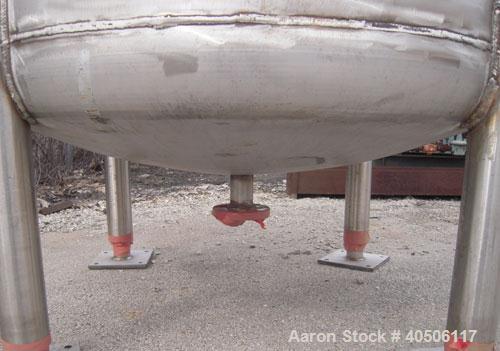 Unused- Mueller Pressure Tank, 350 Gallon, Model "F", 304L stainless steel, vertical. 48" diameter 40" straight side, dished top and bottom. Internal rated 30 psi at 200 deg F and -20 deg F at 30 psi...